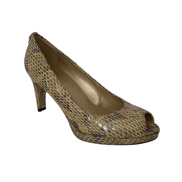 Stuart Weitzman Logo Plainfield Pump Beige Snake Embossed Patent Leather Peep 7 - Picture 1 of 9